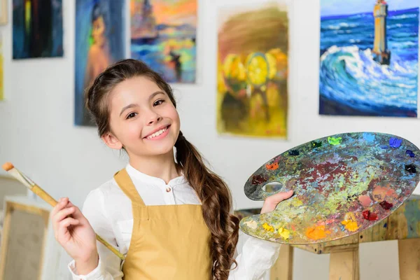 Niño Sonriente Pie Con Paleta Pincel Pintura Taller Escuela Arte — Foto de Stock