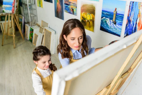 öğretmen ve öğrenci sanat okulu atölyede resim yüksek açılı görünüş