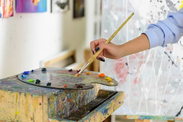 Immagine Ritagliata Artista Che Prende Vernice Dalla Tavolozza Laboratorio — Foto Stock