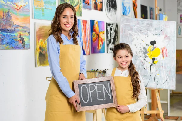 Maestro Alumno Sosteniendo Letrero Con Palabra Abierta Taller Escuela Arte — Foto de Stock