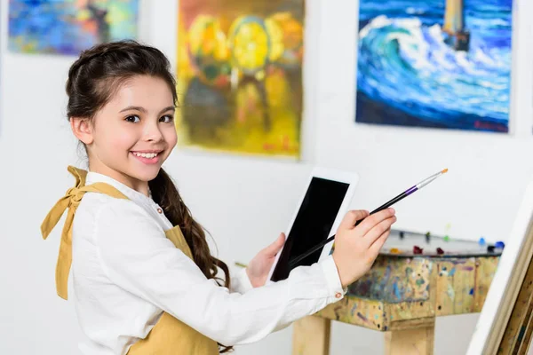 Widok Boku Uśmiechający Się Dziecko Malarstwo Pomocą Tabletu Warsztacie Szkoły — Zdjęcie stockowe