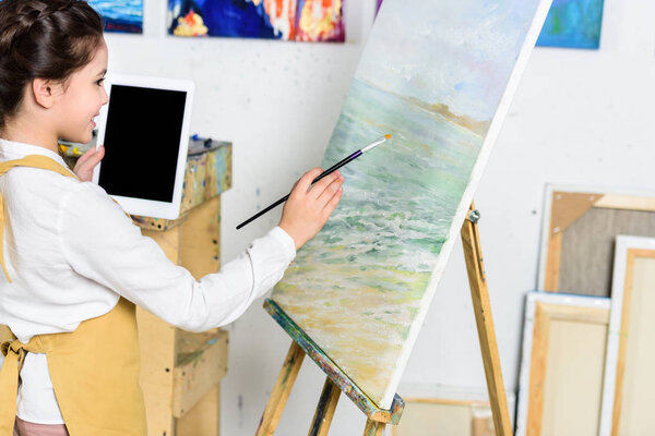 боковой вид детской росписи и использование столешницы в мастерской школы искусств
