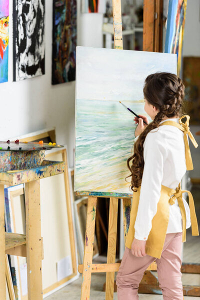 боковой вид детской росписи на канделябрах в мастерской школы искусств
