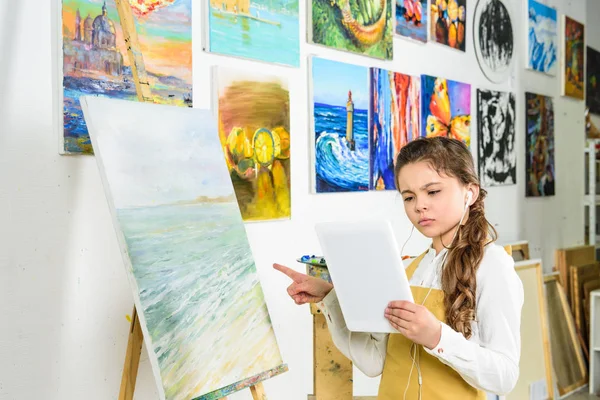 Sérieux Enfant Debout Avec Tablette Dans Atelier École Art Pointant — Photo