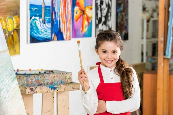 Criança Segurando Pincel Pintura Olhando Para Câmera Oficina Escola Arte — Fotografia de Stock