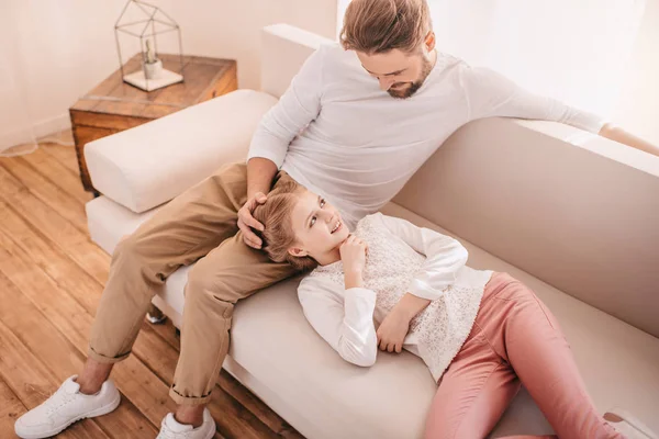 Sorrindo menina com pai feliz passar tempo juntos em casa — Fotografia de Stock