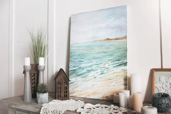 Image de mer, bougies et décorations debout sur l'étagère à la maison — Photo de stock