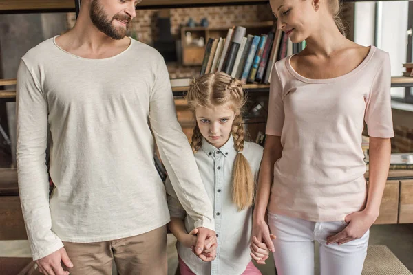 Colpo ritagliato di giovane famiglia con un bambino in piedi insieme e tenendosi per mano — Foto stock