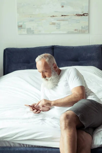 Hombre mayor usando smartphone - foto de stock