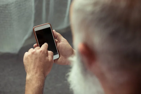 Senior nutzt Smartphone — Stockfoto