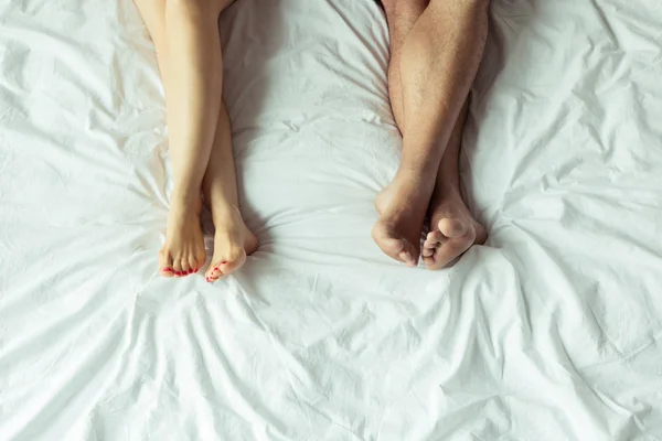 Pareja relajándose en la cama - foto de stock