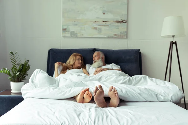 Couple d'âge mûr au lit — Photo de stock