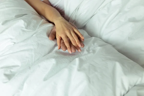 Pareja madura en la cama - foto de stock