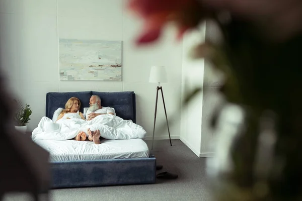 Pareja madura en la cama - foto de stock