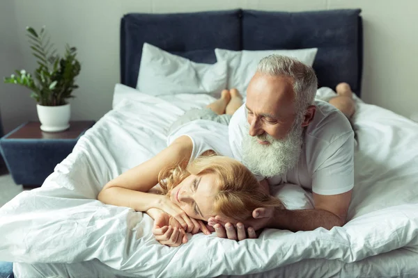 Reif pärchen im bett — Stockfoto