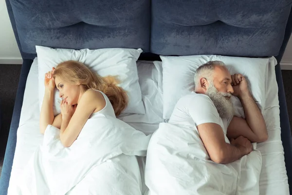 Casal deitado na cama — Fotografia de Stock