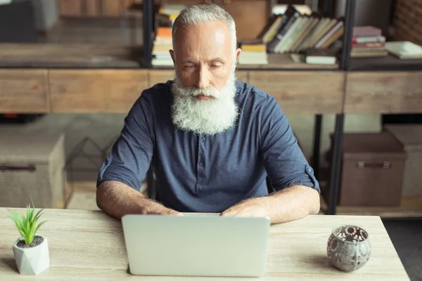 Hombre usando ordenador portátil - foto de stock