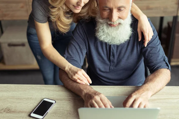 Homme travaillant sur ordinateur portable — Photo de stock