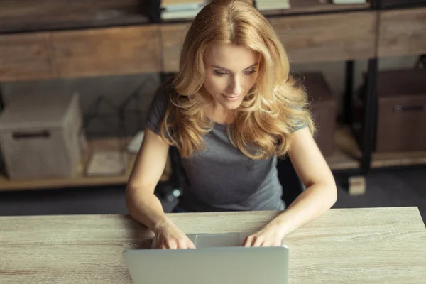 Mujer escribiendo en el ordenador portátil - foto de stock