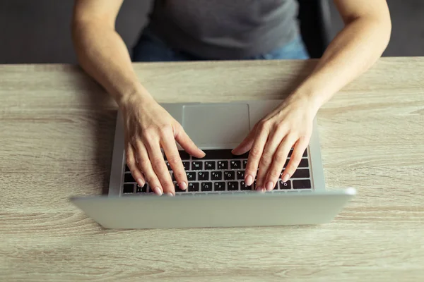 Donna digitando sul computer portatile — Foto stock