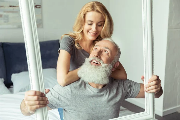 Couple d'âge moyen avec cadre blanc — Photo de stock