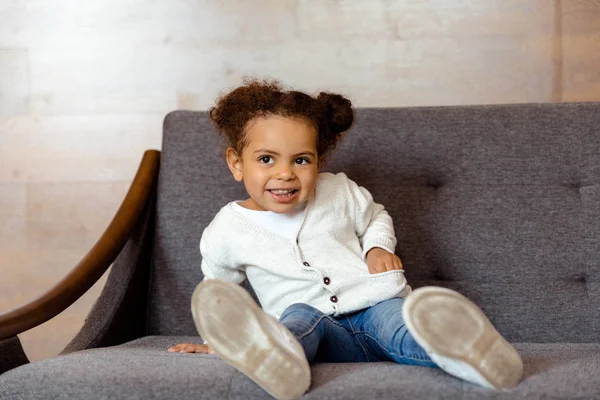 Маленька афроамериканська дівчинка — стокове фото