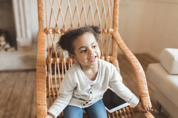 Маленькая африканская американская девочка — стоковое фото