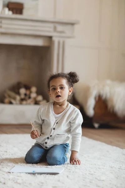 Маленька афроамериканська дівчинка — стокове фото