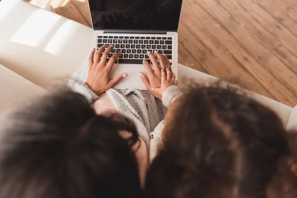 Mother and daughter using laptop — Stock Photo