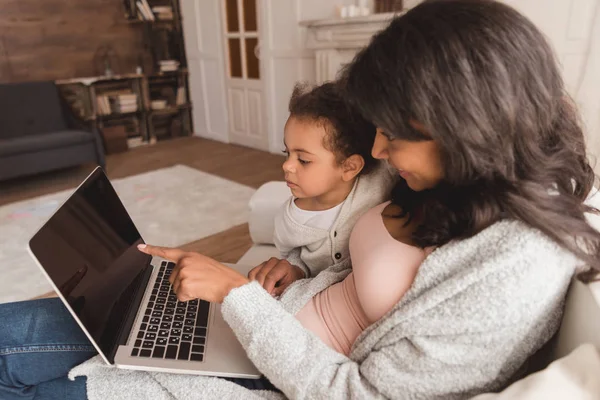 Мати і дочка використовують ноутбук — стокове фото