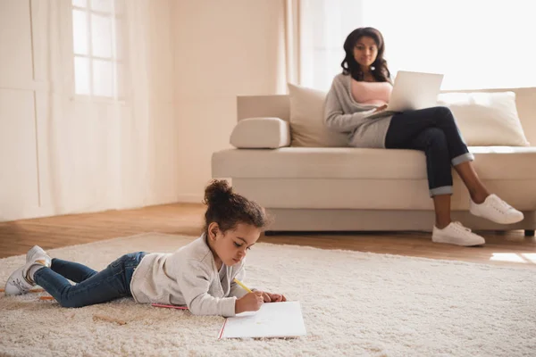 Madre e hija pequeña — Stock Photo