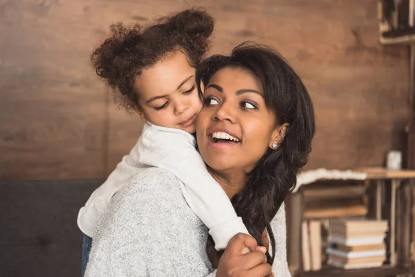 Feliz madre e hija - foto de stock