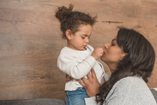 Mãe passar tempo com a filha — Fotografia de Stock