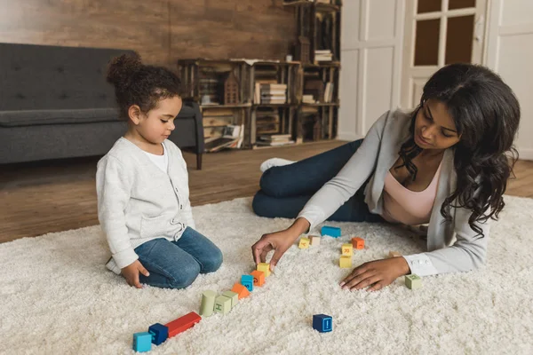 Madre e figlia giocare con cubi — Foto stock