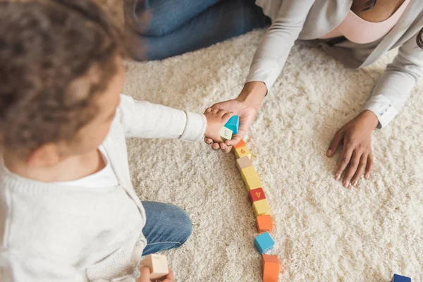 Madre e figlia giocare con cubi — Foto stock