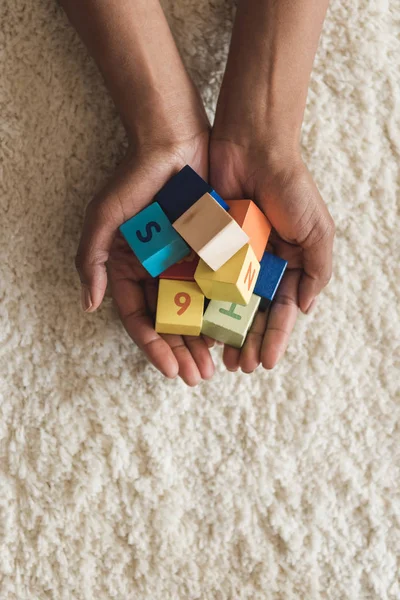 Femme tenant des cubes — Photo de stock