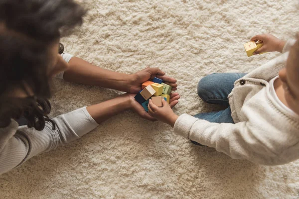 Mother and daughter playing with cubes — Stock Photo