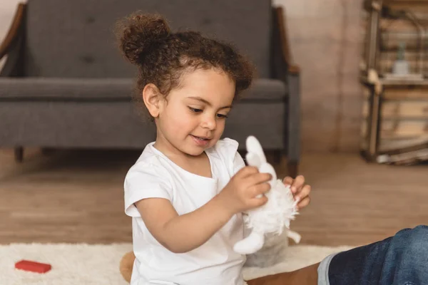 Menina criança brincando com brinquedo em casa — Fotografia de Stock