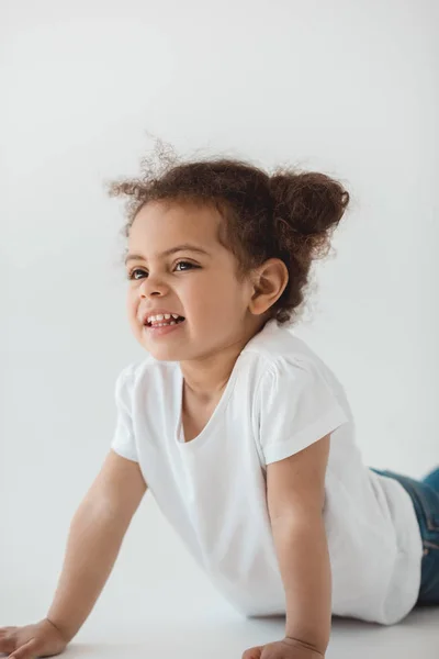 Adorable petite fille enfant souriant — Photo de stock