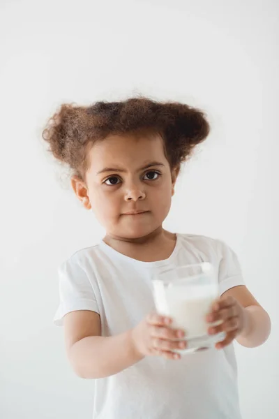 Menina criança segurando copo de leite — Fotografia de Stock