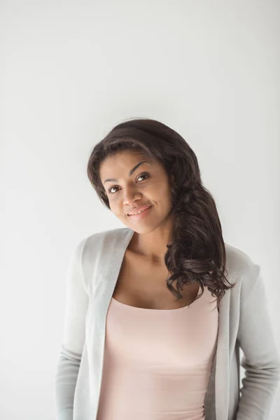 Sorridente giovane donna afroamericana — Foto stock