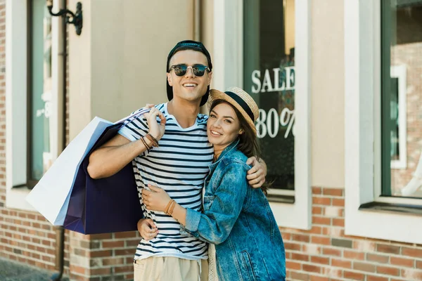 Coppia elegante con shopping bags — Foto stock