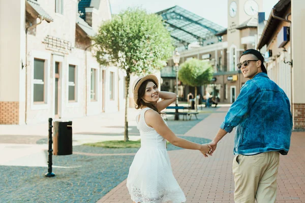 Coppia tenendosi per mano — Foto stock