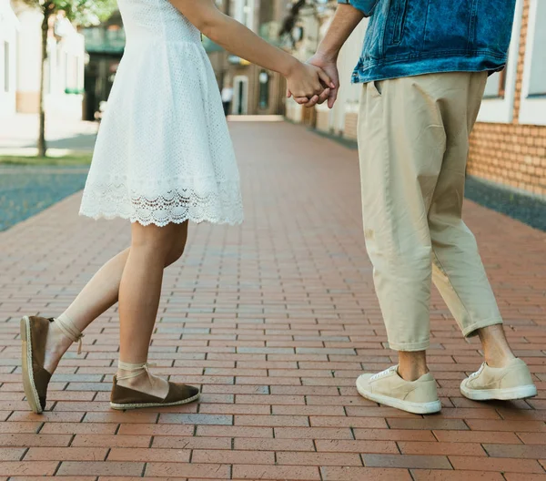 Pareja cogida de la mano - foto de stock