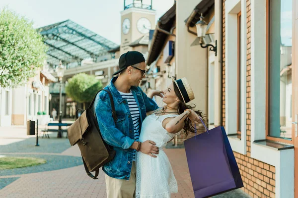 Coppia elegante con shopping bags — Foto stock