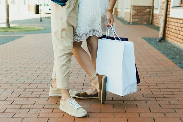 Jovem casal com sacos de compras — Fotografia de Stock