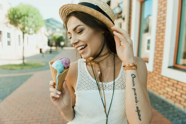 Jeune femme manger de la crème glacée — Photo de stock