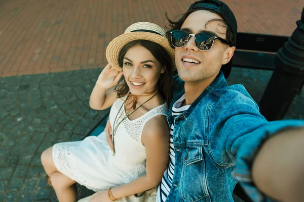 Pareja joven tomando selfie - foto de stock