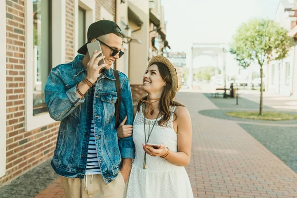 Jeune couple avec smartphones — Photo de stock