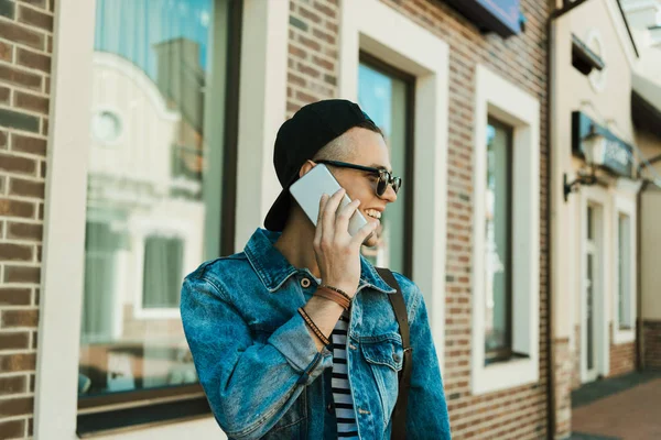 Young man talking on smartphone — Stock Photo